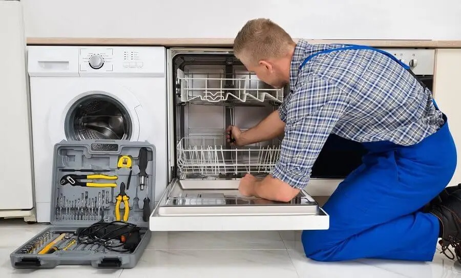 Arifiye İmmergas servisi teknisyen ekibi beyaz eşya tamiri yaparken